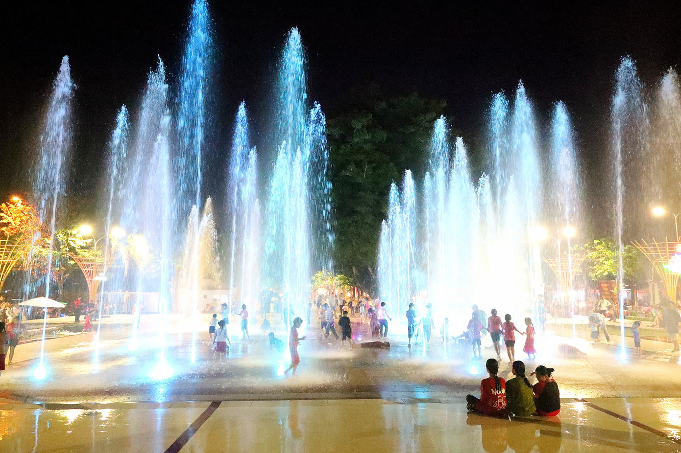 Ban đêm tại đường gốm và hoa còn có màn nhạc nước hấp dẫn, bắt mắt.