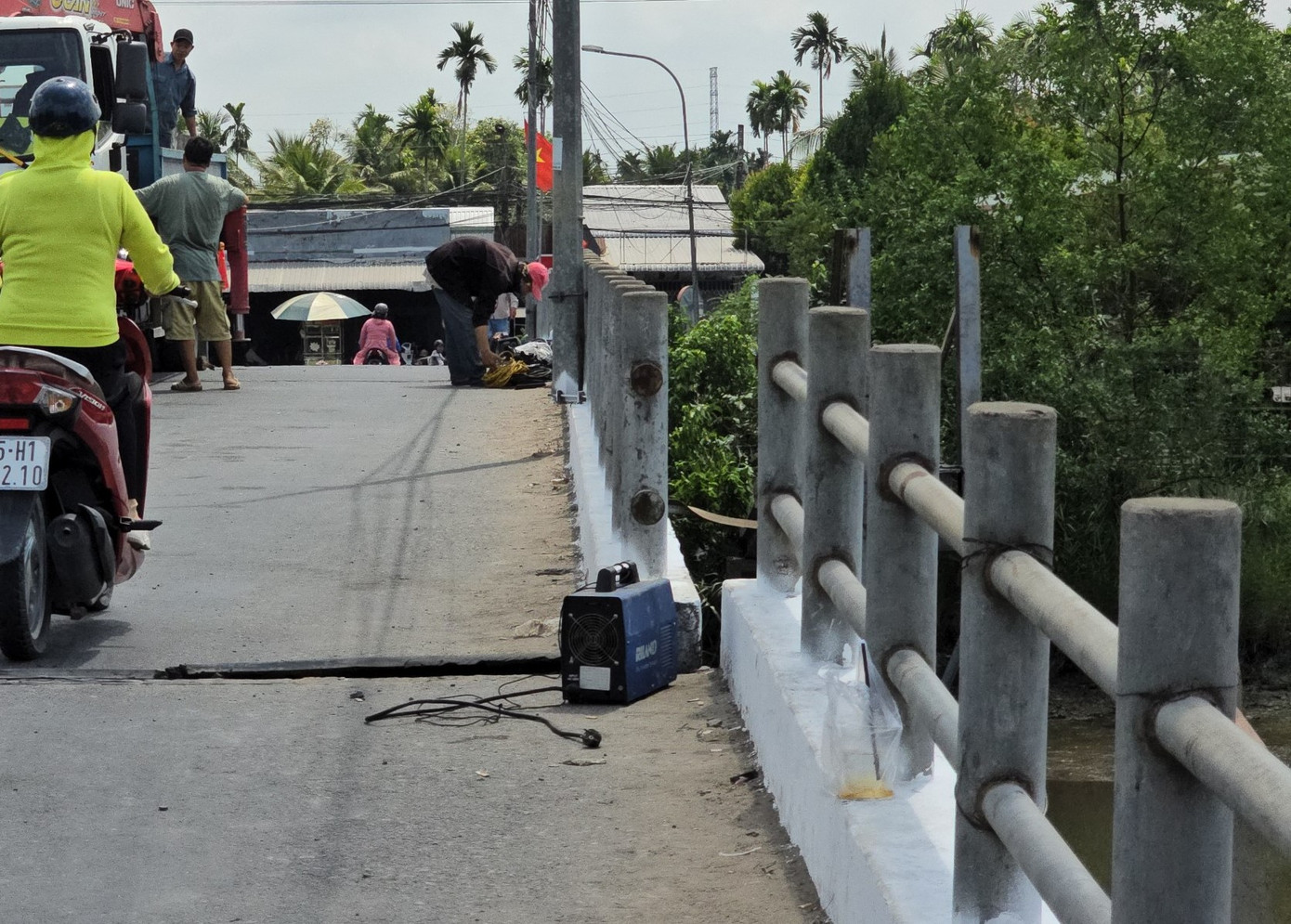 Hai nhịp cầu bị lệch lìa nhau sau cú va chạm.