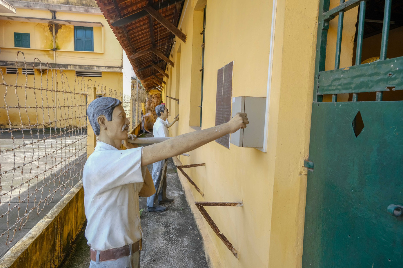 Nơi đây như một công cụ cai trị của chính quyền thực dân và được xem là nhà tù lớn nhất miền Tây lúc bấy giờ. Nơi đây như một công cụ cai trị của chính quyền thực dân và được xem là nhà tù lớn nhất miền Tây lúc bấy giờ.