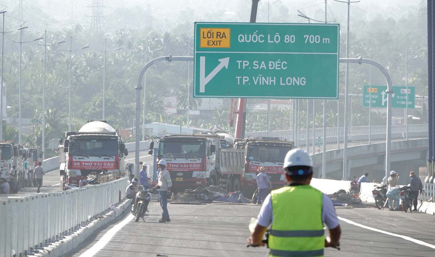 Tài xế Nguyễn Thái Cường (ngụ TP Cần Thơ) chia sẻ, khi thông tuyến cao tốc này, từ Cần Thơ đi TPHCM chỉ hơn 2 tiếng, trong khi trước đây, nếu đi nhanh cũng mất hơn 3 tiếng, hoặc gần 4 tiếng, thậm chí lâu hơn nếu kẹt xe. "Từ nay bà con miền Tây đi lại lên TPHCM, miền Đông đỡ nhiều, hàng hóa nông sản của miền Tây sẽ vươn xa, đáp ứng mong mỏi bao đời của bà con nông dân đồng bằng", anh Cường tâm sự.