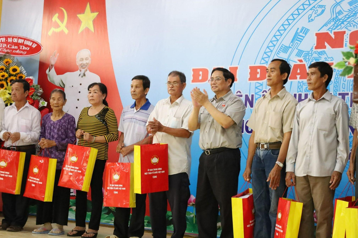 Thủ tướng tặng quà cho bà con tại ngày hội. Thủ tướng tặng quà cho bà con tại ngày hội.