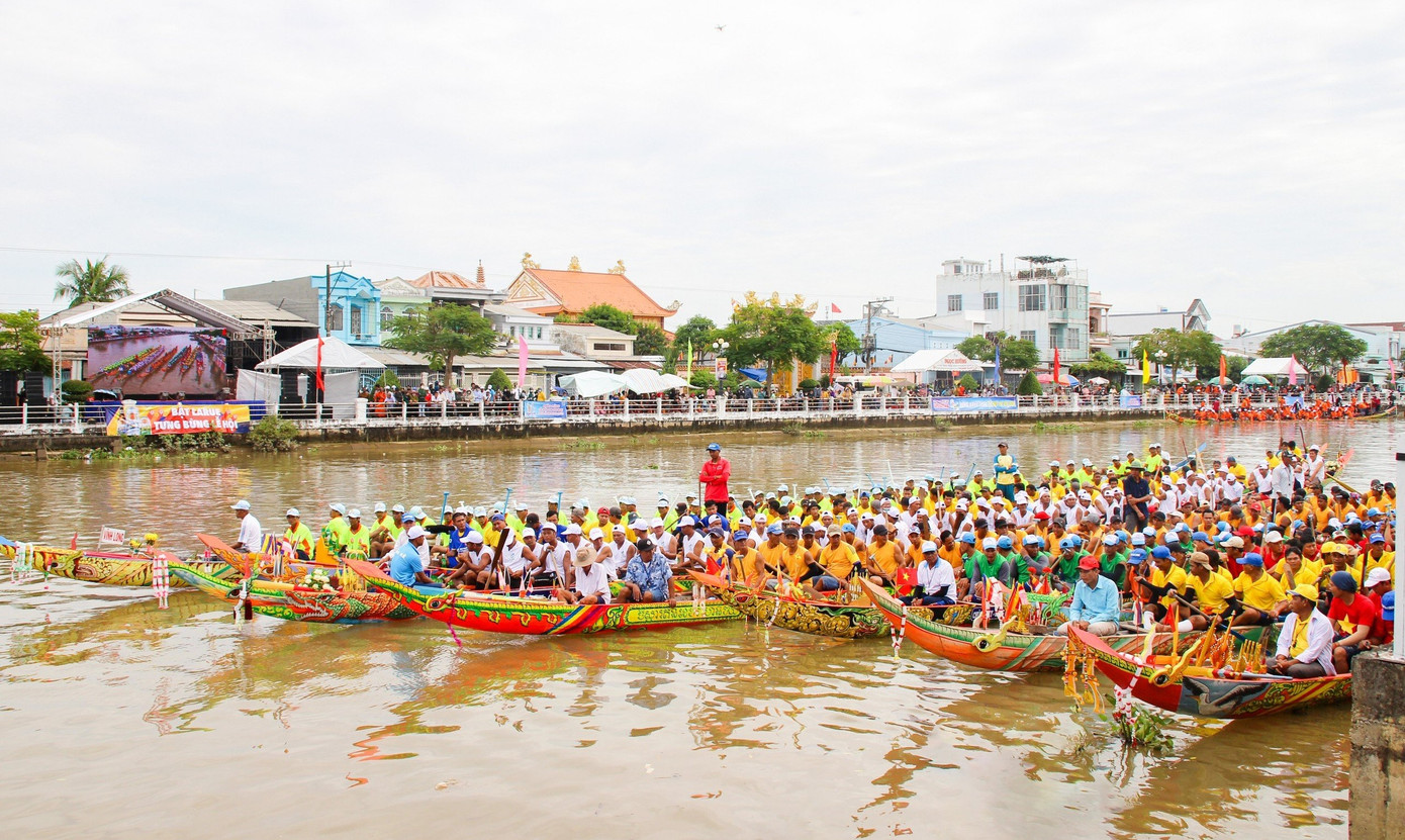 Ở từng nội dung, các đội sẽ thi đấu theo thể thức loại trực tiếp để xác định đội vào chung kết diễn ra ngày 26/11. Ảnh: P.An.