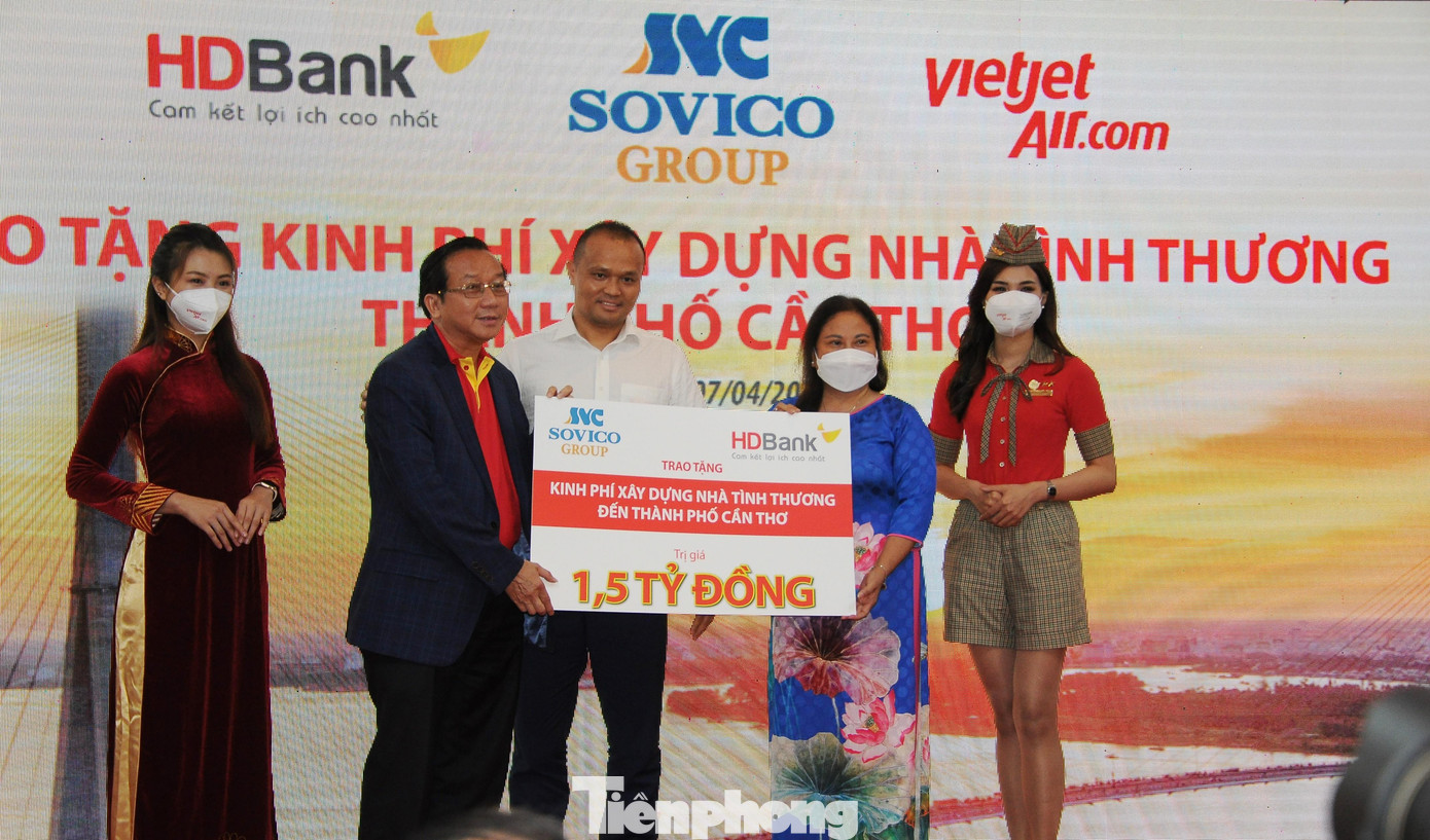 Các đơn vị trao tặng kinh phí xây dựng nhà tình thương cho thành phố Cần Thơ tại buổi lễ. Ảnh: Cảnh Kỳ