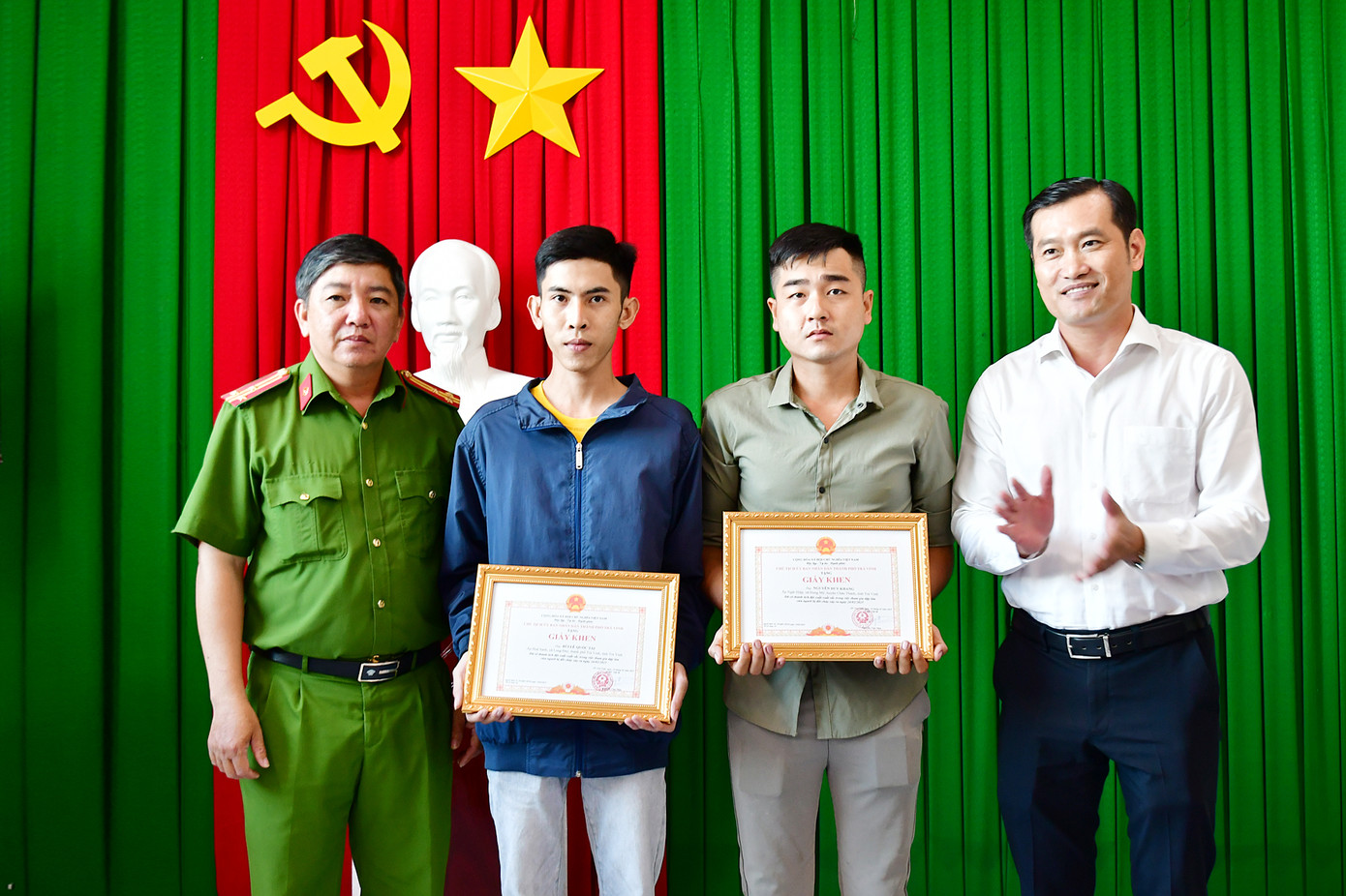 Lãnh đạo UBND thành phố và Công an thành phố Trà Vinh biểu dương và trao giấy khen đột xuất cho hai thanh niên.