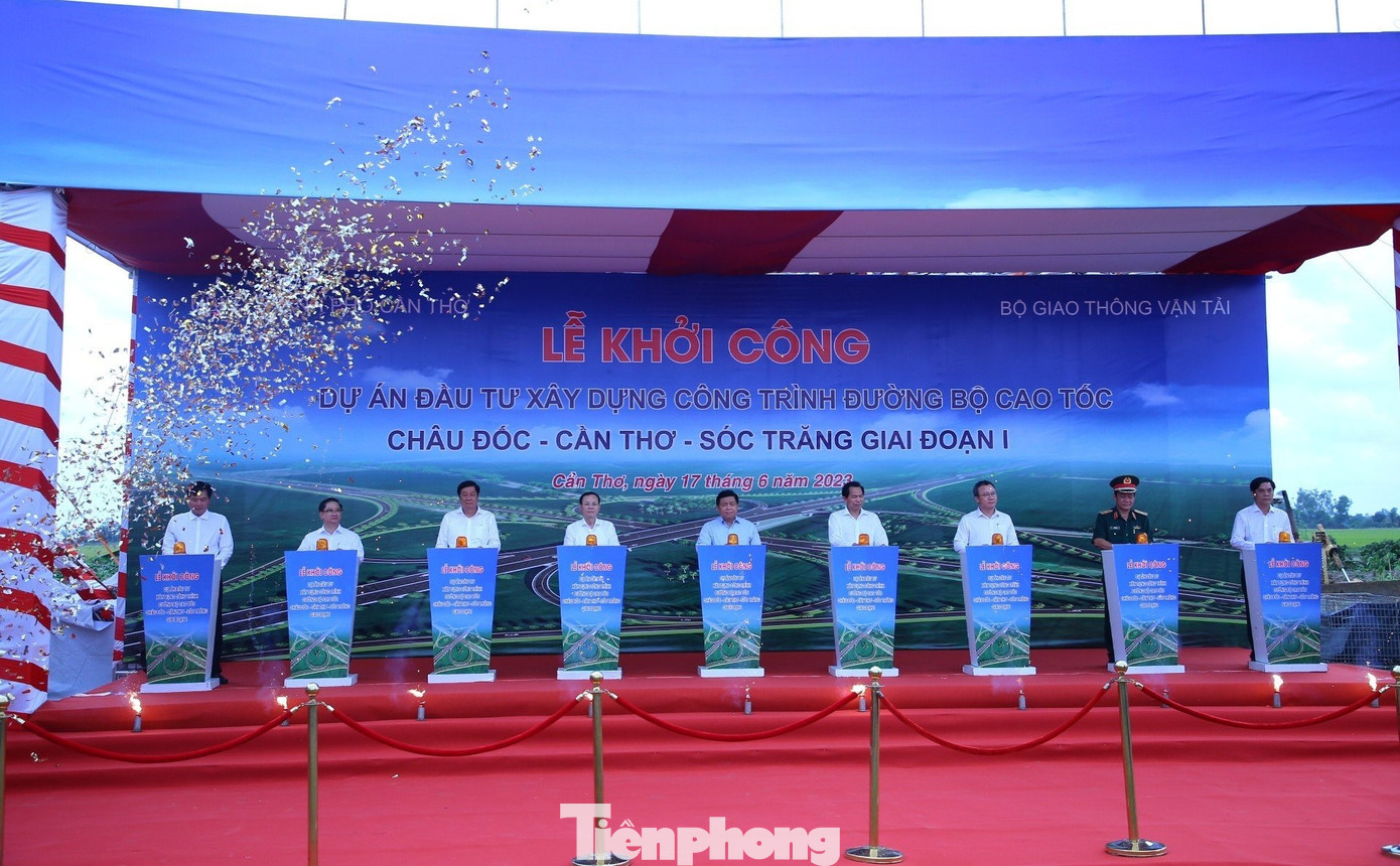 Bộ trưởng Bộ KH&ĐT Nguyễn Chí Dũng cùng đại biểu thực hiện nghi thức khởi công tại điểm cầu Cần Thơ. Bộ trưởng Bộ KH&ĐT Nguyễn Chí Dũng cùng đại biểu thực hiện nghi thức khởi công tại điểm cầu Cần Thơ.