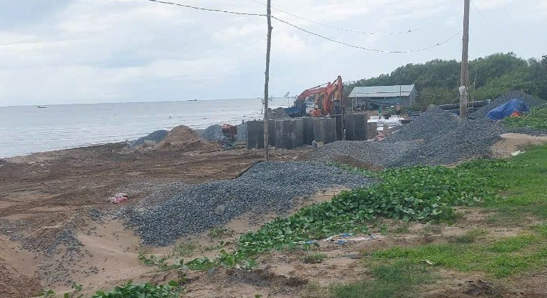 Khu vực sạt lở bờ biển ở thị xã Duyên Hải, tỉnh Trà Vinh. Ảnh: Q.M Khu vực sạt lở bờ biển ở thị xã Duyên Hải, tỉnh Trà Vinh. Ảnh: Q.M