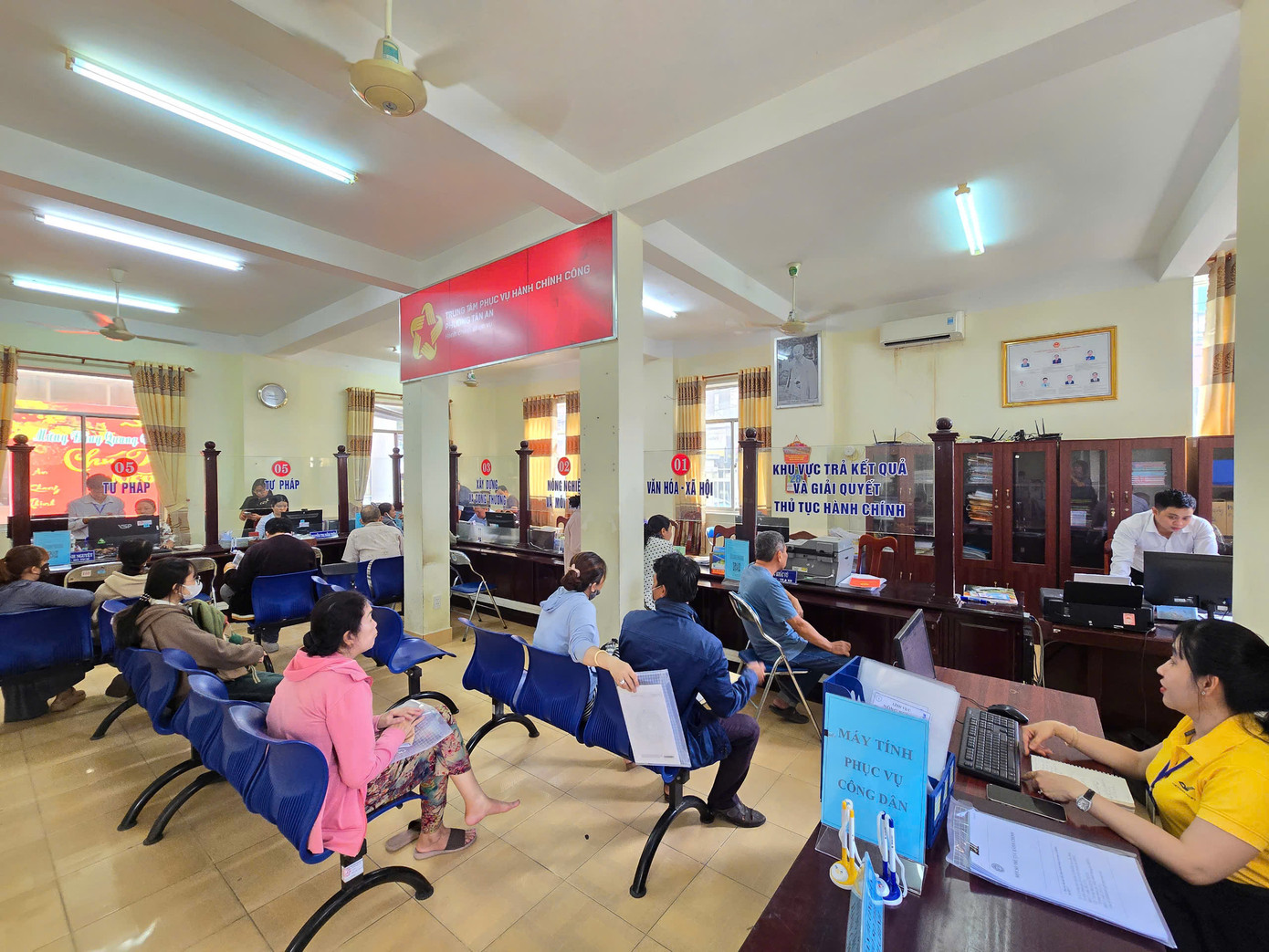 Ông Nguyễn Thái Bảo – Phó Chủ tịch UBND, Giám đốc Trung tâm Phục vụ hành chính công phường Tân An cho biết, không khí làm việc rất vui tươi, phấn khởi, tất cả các cán bộ công chức đến cơ quan làm việc đúng giờ. Ông Nguyễn Thái Bảo – Phó Chủ tịch UBND, Giám đốc Trung tâm Phục vụ hành chính công phường Tân An cho biết, không khí làm việc rất vui tươi, phấn khởi, tất cả các cán bộ công chức đến cơ quan làm việc đúng giờ.