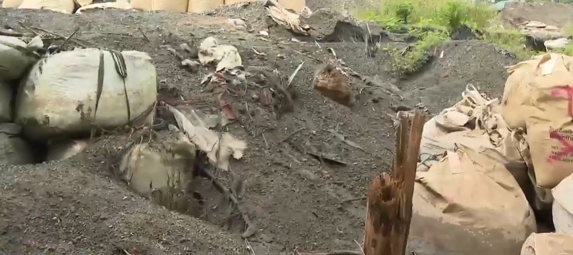 Vị trí chôn lấp chất thải gần UBND xã Tân Long, đại diện chính quyền xã này cho biết chưa nhận được phản ánh của người dân.