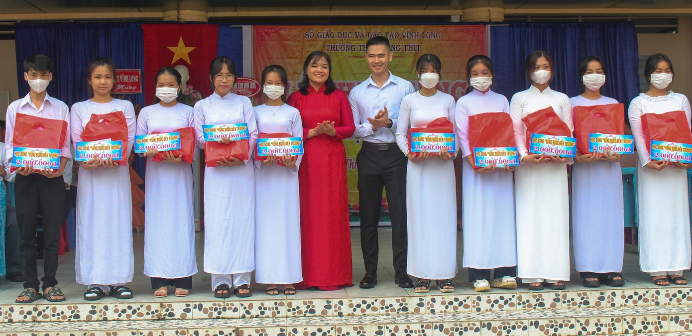 Trao học bổng cho học sinh Trường THPT Mang Thít