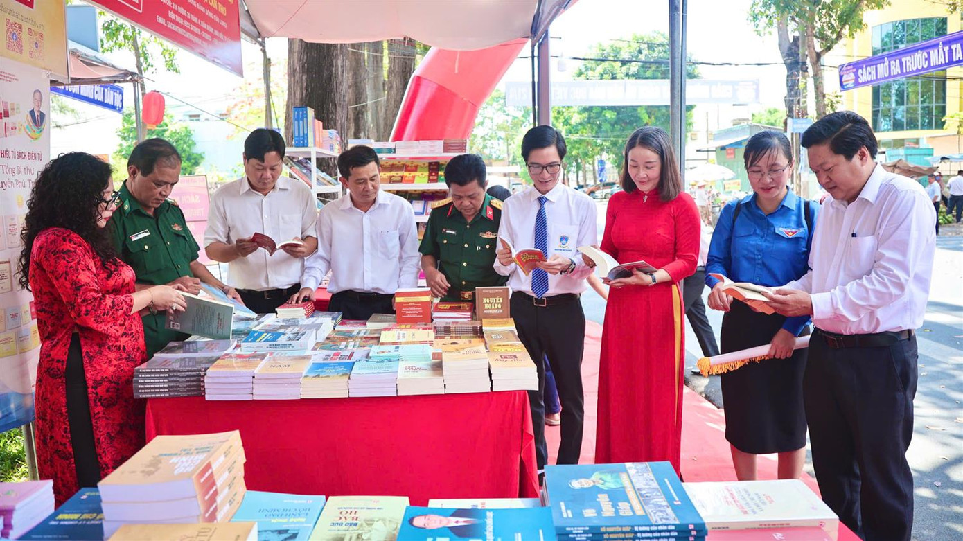 Triển lãm đường sách Trà Vinh nhân Ngày sách và Văn hóa đọc Việt Nam, trưng bày hơn 20.000 bản sách đầy đủ các thể loại về Việt Nam – Đất nước – Con người, về Chủ tịch Hồ Chí Minh, về chủ quyền biển đảo Việt Nam, Đại thắng mùa Xuân 1975…