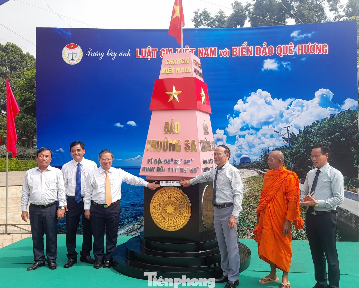 Hội Luật gia Việt Nam bàn giao mô hình cột mốc chủ quyền đảo Trường Sa cho TP Cần Thơ.