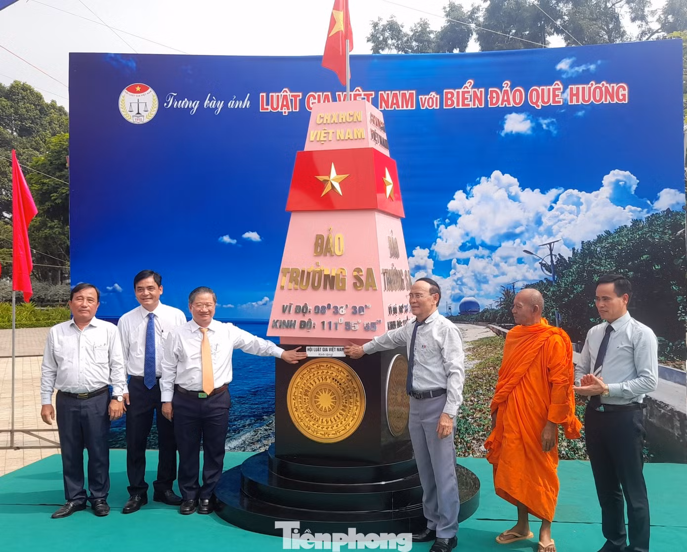 Hội Luật gia Việt Nam bàn giao mô hình cột mốc chủ quyền đảo Trường Sa cho TP Cần Thơ.