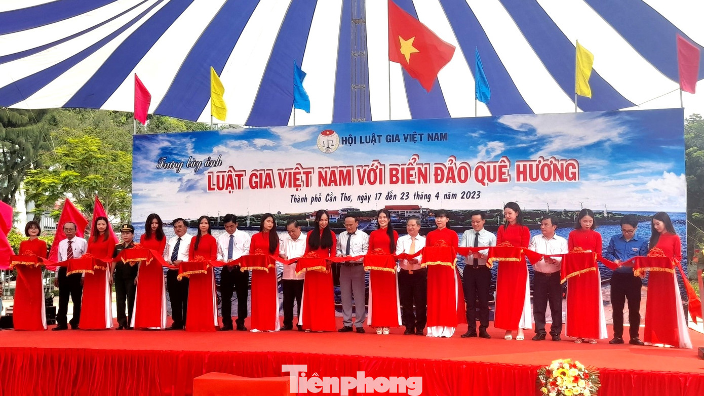 Đại biểu cắt băng khai mạc tuần lễ.