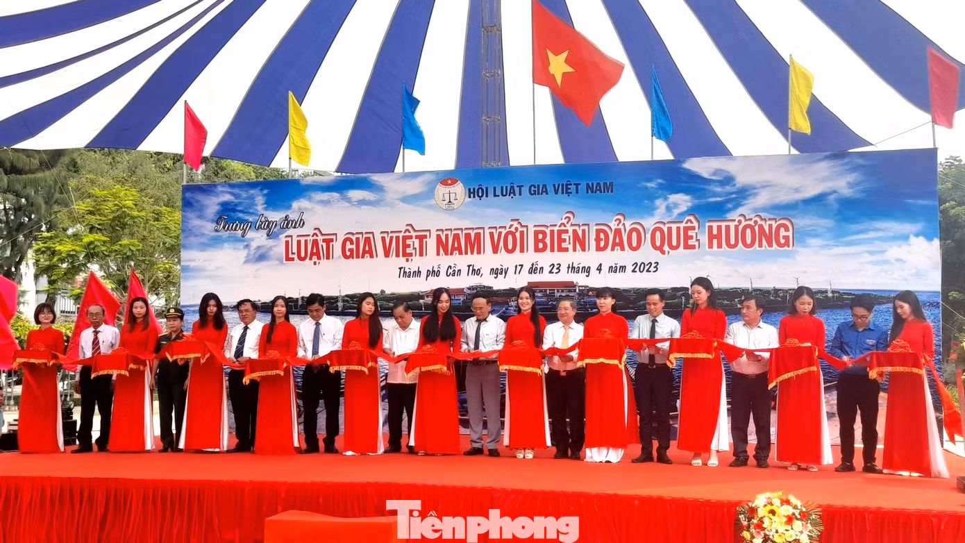 Đại biểu cắt băng khai mạc tuần lễ.