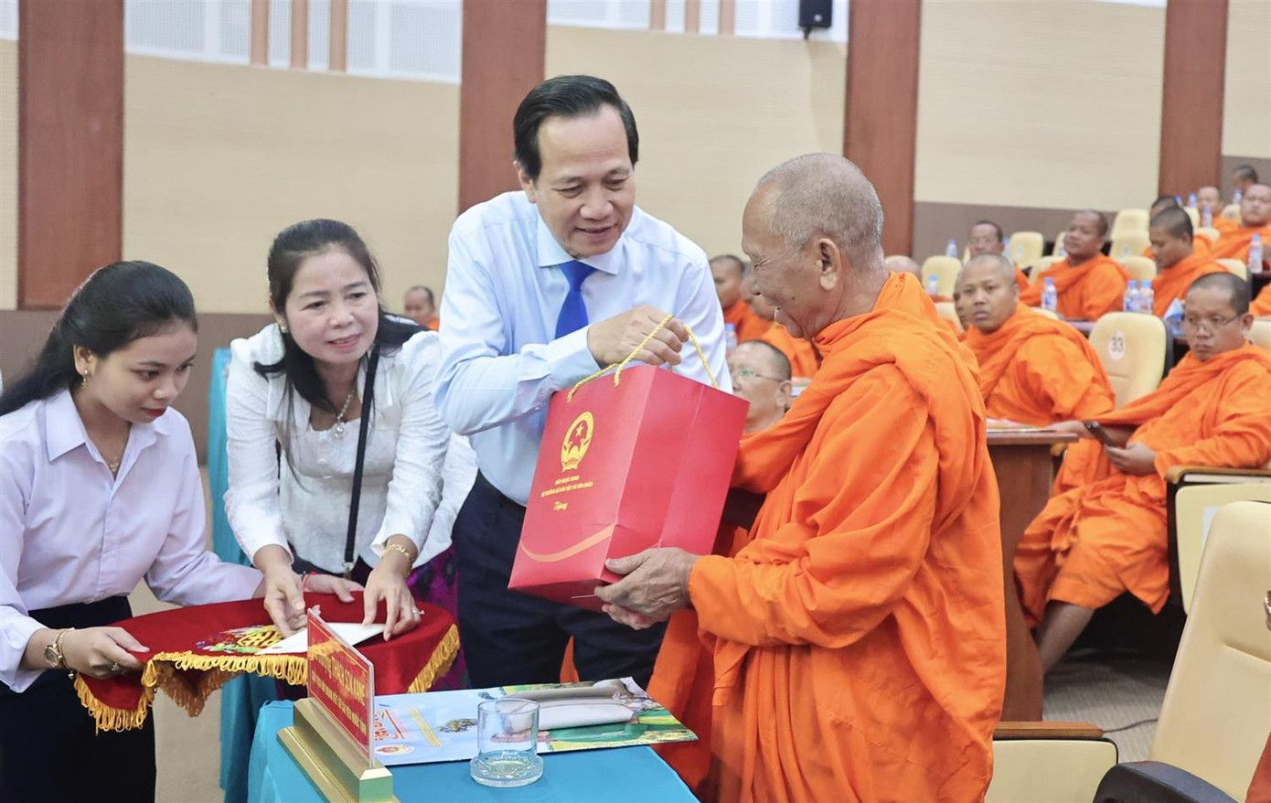Bộ trưởng Đào Ngọc Dung tặng quà cho các chư tăng, Mẹ Việt Nam anh hùng. Ảnh: Quốc Bình Bộ trưởng Đào Ngọc Dung tặng quà cho các chư tăng, Mẹ Việt Nam anh hùng. Ảnh: Quốc Bình