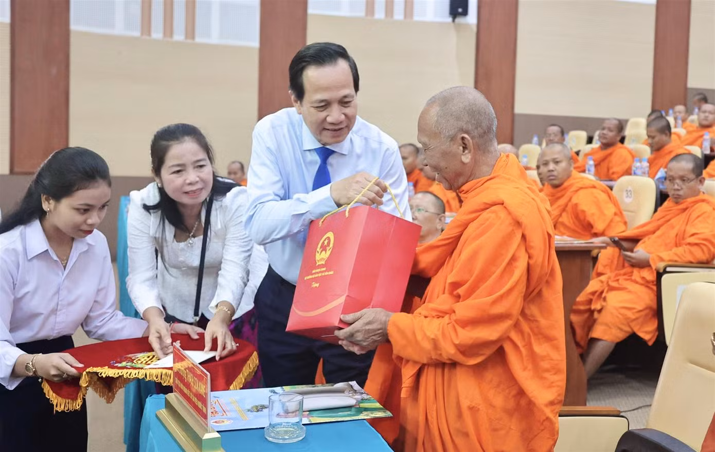 Bộ trưởng Đào Ngọc Dung tặng quà cho các chư tăng, Mẹ Việt Nam anh hùng. Ảnh: Quốc Bình