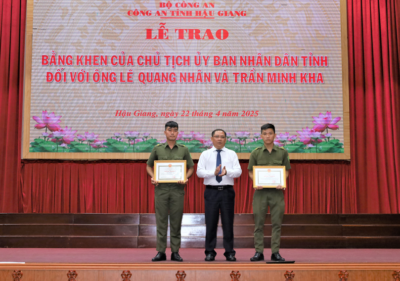 Ông Trần Chí Hùng - Phó Chủ tịch UBND tỉnh Hậu Giang trao Bằng khen của Chủ tịch UBND tỉnh cho 2 đồng chí bảo vệ an ninh trật tự ở cơ sở. Ông Trần Chí Hùng - Phó Chủ tịch UBND tỉnh Hậu Giang trao Bằng khen của Chủ tịch UBND tỉnh cho 2 đồng chí bảo vệ an ninh trật tự ở cơ sở.