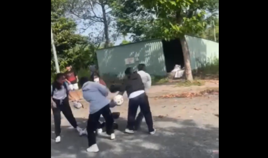 Nữ sinh lớp 11 bị đánh hội đồng (Ảnh cắt từ clip). Nữ sinh lớp 11 bị đánh hội đồng (Ảnh cắt từ clip).