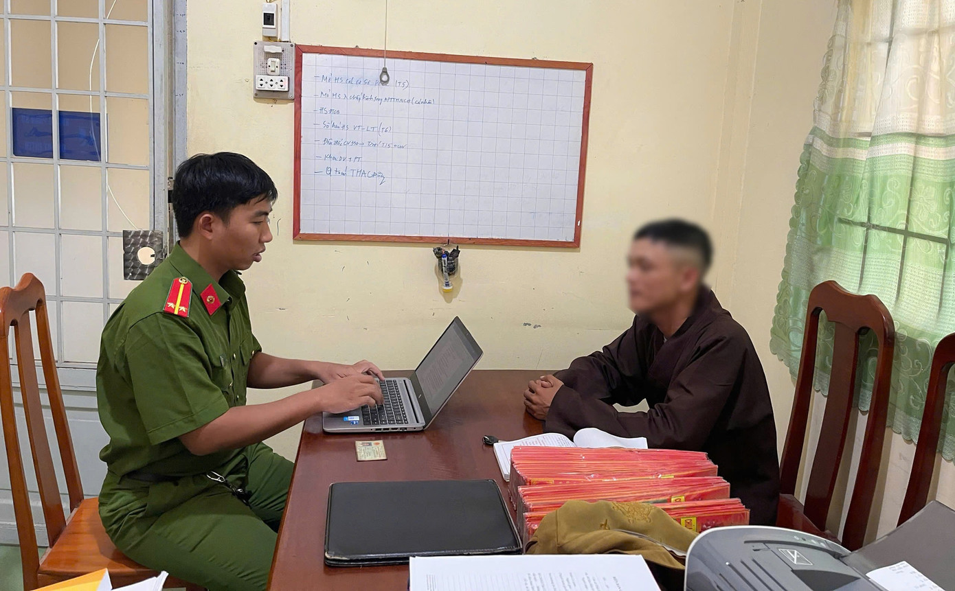 Công an làm việc với &apos;nhà sư giả&apos; P.T.Đ.