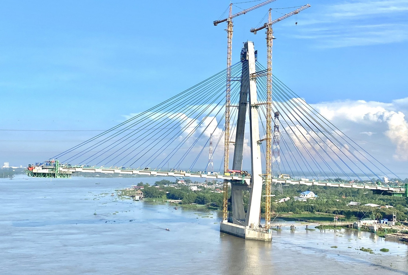 Cụ thể, có 4 gói thầu gồm đường dẫn, cầu dẫn phía bờ Tiền Giang, cọc khoan nhồi, bệ 4 trụ (T14-T17) nhịp chính dây văng đã hoàn thành. Cầu dẫn phía bờ Vĩnh Long hoàn thành hơn 98%.