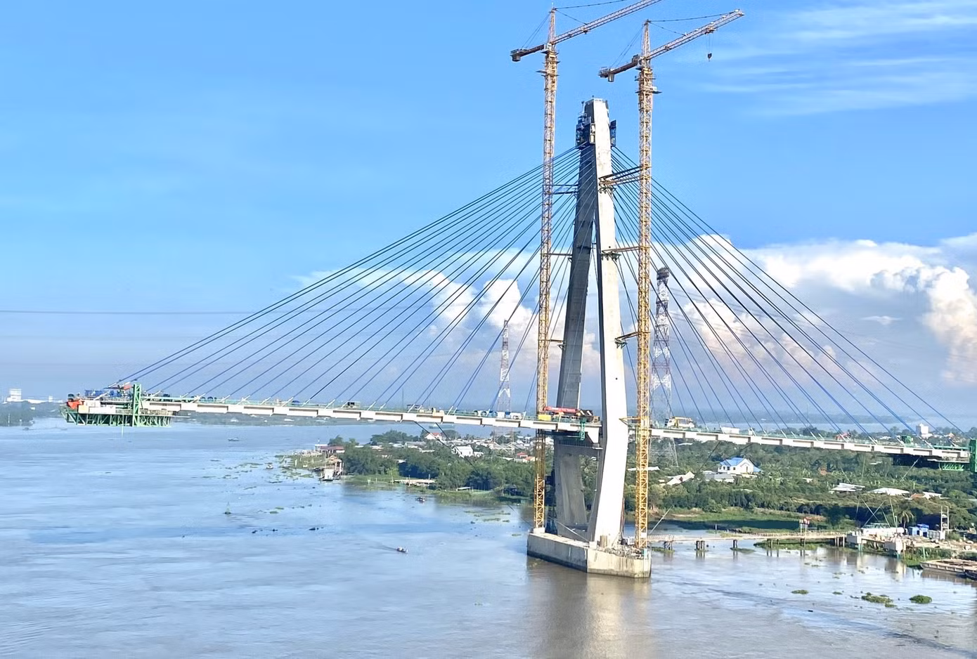 Cụ thể, có 4 gói thầu gồm đường dẫn, cầu dẫn phía bờ Tiền Giang, cọc khoan nhồi, bệ 4 trụ (T14-T17) nhịp chính dây văng đã hoàn thành. Cầu dẫn phía bờ Vĩnh Long hoàn thành hơn 98%.