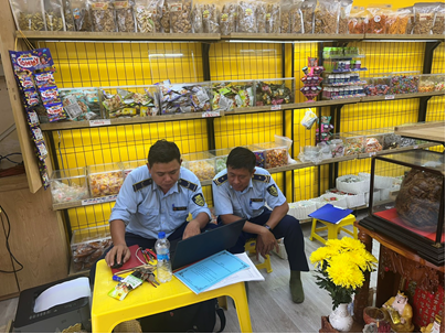 Lực lượng chức năng kiểm tra cơ sở kinh doanh. Lực lượng chức năng kiểm tra cơ sở kinh doanh.
