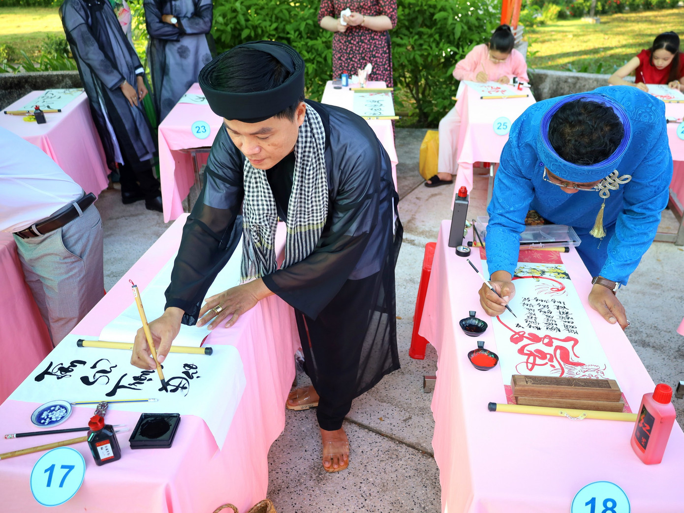 Các "ông đồ" khai bút tại buổi lễ.