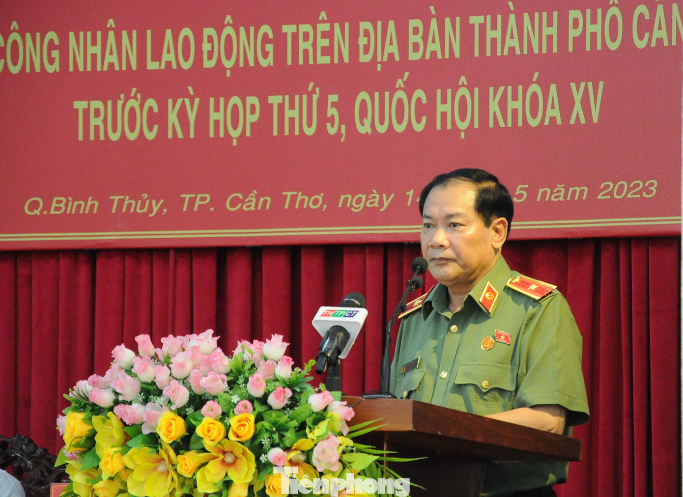 Thiếu tướng Nguyễn Văn Thuận – Giám đốc Công an thành phố Cần Thơ trả lời cử tri. Ảnh: CK Thiếu tướng Nguyễn Văn Thuận – Giám đốc Công an thành phố Cần Thơ trả lời cử tri. Ảnh: CK