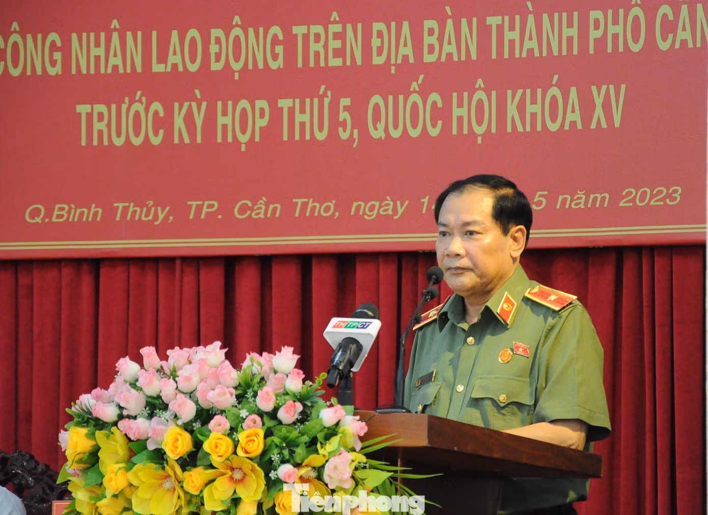 Thiếu tướng Nguyễn Văn Thuận – Giám đốc Công an thành phố Cần Thơ trả lời cử tri. Ảnh: CK Thiếu tướng Nguyễn Văn Thuận – Giám đốc Công an thành phố Cần Thơ trả lời cử tri. Ảnh: CK