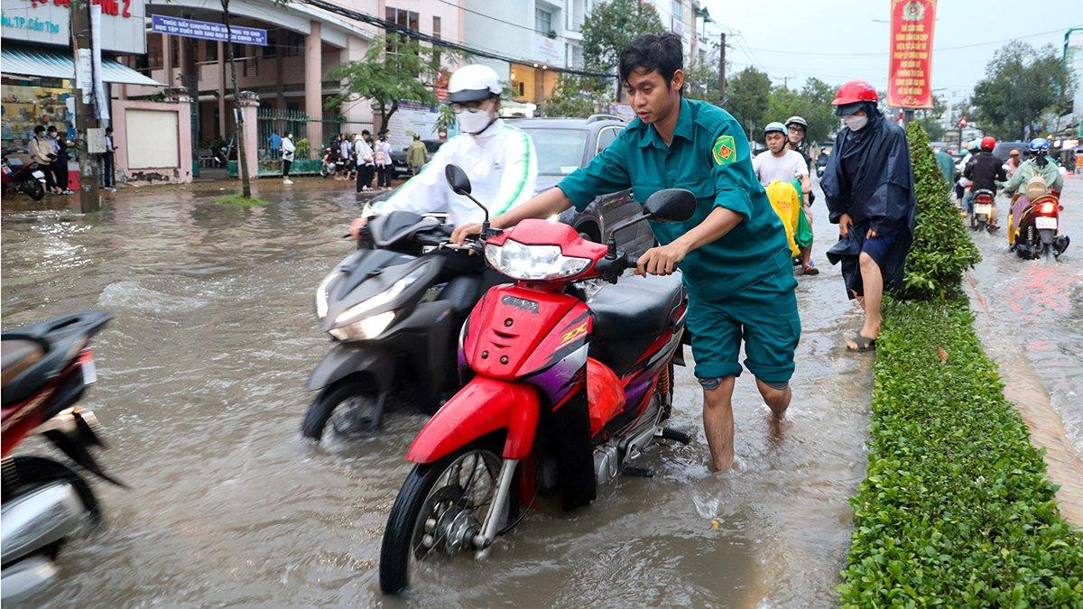 Lực lượng dân quân giúp dân vượt khó.