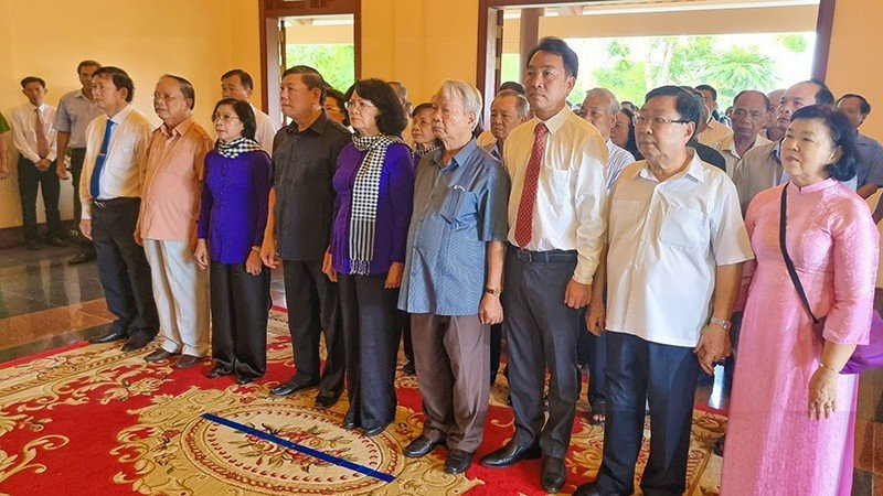 Đại biểu tham dự lễ dâng hương. Ảnh: PV.