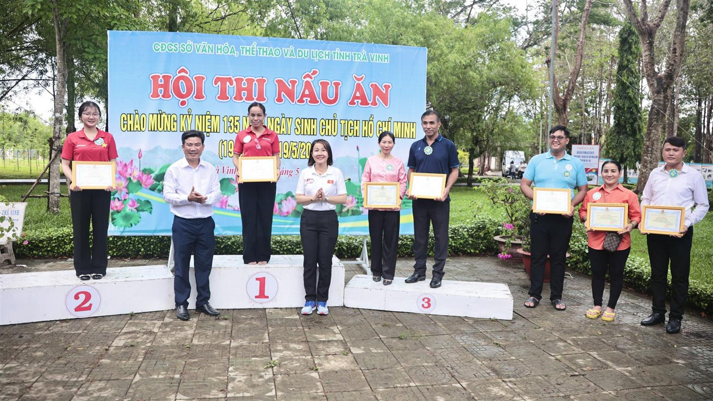 Trao giải cho các đội ở phần thi nấu ăn.