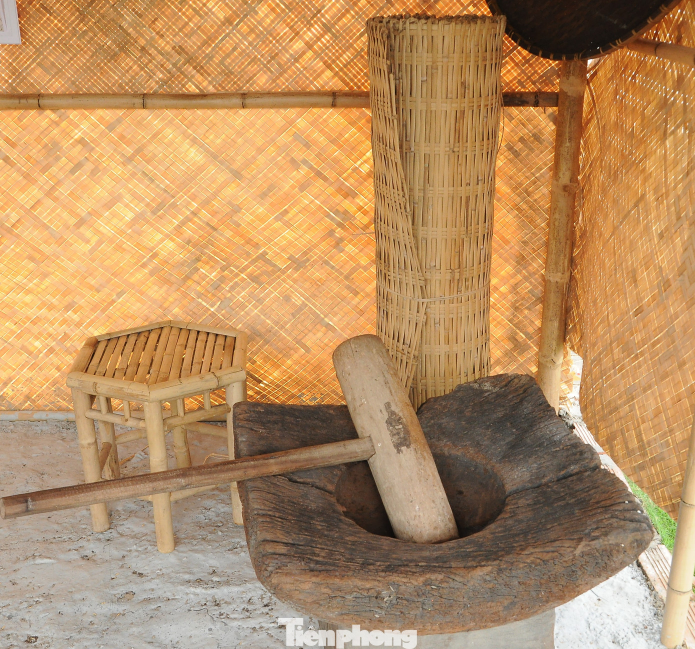 Giai đoạn 1 là thời kỳ sản xuất nông nghiệp sơ khai, sử dụng sức lao động của con người là chủ yếu; một số ít hộ có điều kiện thì sử dụng súc vật làm sức kéo. Triển lãm có các mô hình công cụ lao động như: áo tơi, gàu tát nước, cuốc, xẻng, mai, thuổng, đòn xóc, đòn gánh, quang gánh, cày, bừa, cối xay lúa, cối xay bột, cối giã gạo, néo đập lúa, trục lăn, cối đá lỗ, thúng, mủng, dần, sàng, nong, nia, xảo, rổ, xuồng bè… Giai đoạn 1 là thời kỳ sản xuất nông nghiệp sơ khai, sử dụng sức lao động của con người là chủ yếu; một số ít hộ có điều kiện thì sử dụng súc vật làm sức kéo. Triển lãm có các mô hình công cụ lao động như: áo tơi, gàu tát nước, cuốc, xẻng, mai, thuổng, đòn xóc, đòn gánh, quang gánh, cày, bừa, cối xay lúa, cối xay bột, cối giã gạo, néo đập lúa, trục lăn, cối đá lỗ, thúng, mủng, dần, sàng, nong, nia, xảo, rổ, xuồng bè…