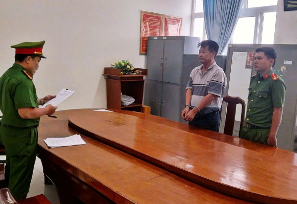 Công an tống đạt các quyết định đối với Nhan Hải Duy (trái) và Nhan Công Trứ. Công an tống đạt các quyết định đối với Nhan Hải Duy (trái) và Nhan Công Trứ.