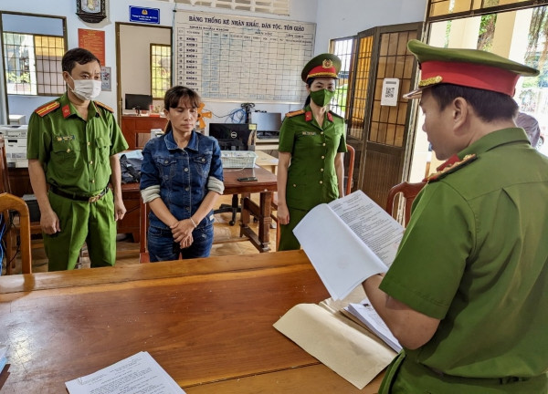 Công an thi hành lệnh bắt tạm giam Giáp Thị Mỹ Hạnh. Ảnh: NVK