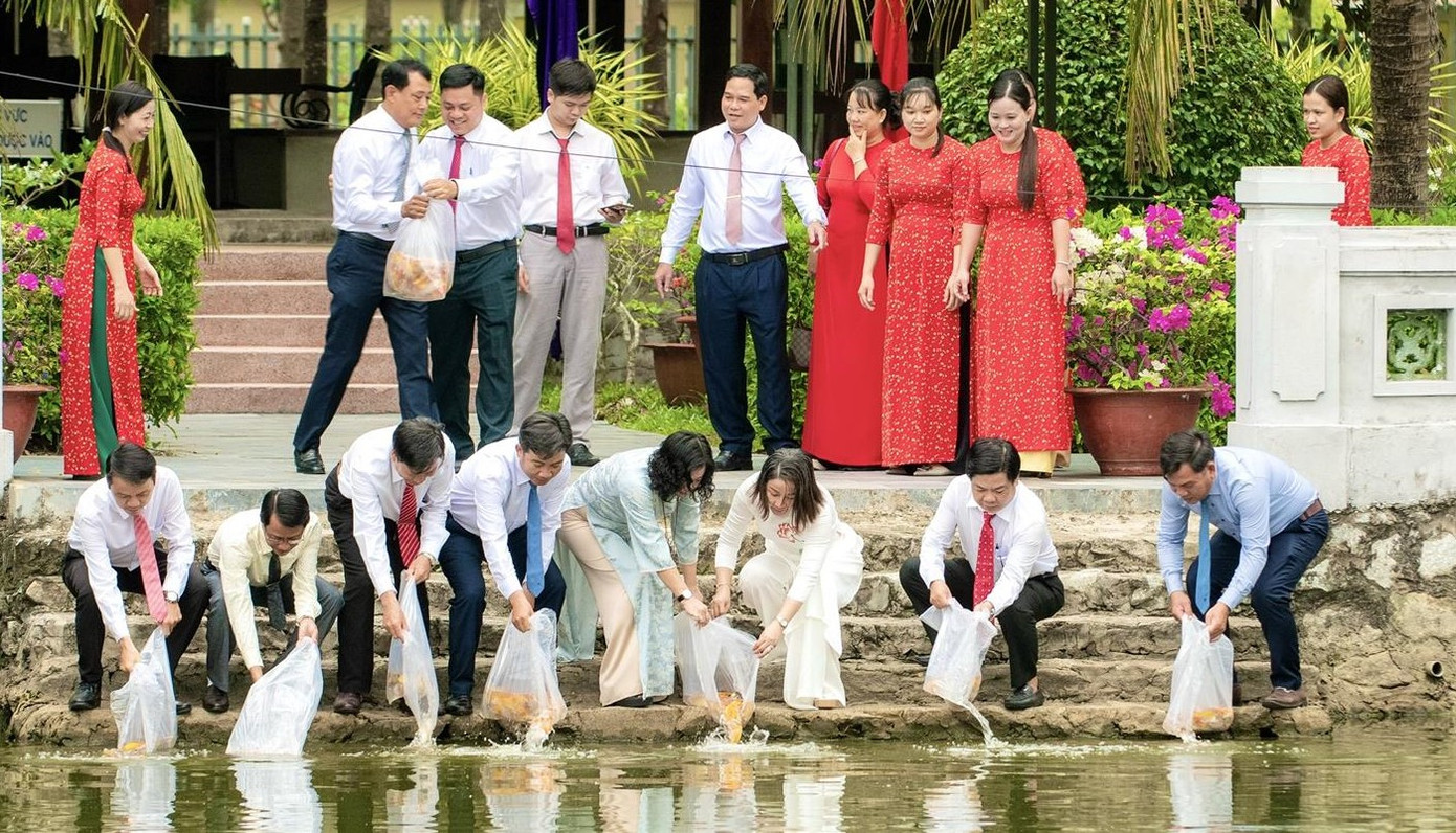 Thả cá tại ao sen ở Đền thờ Bác Hồ.