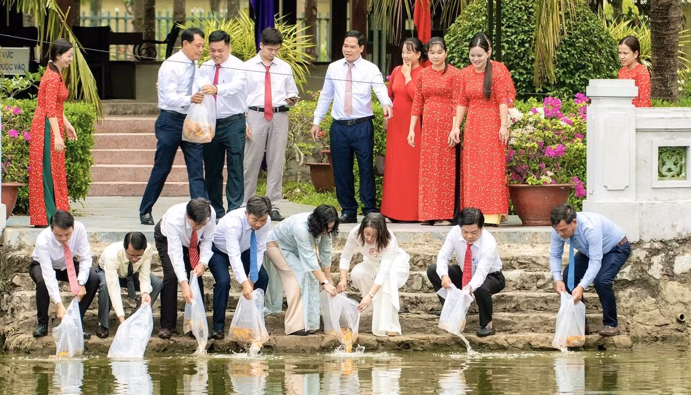 Thả cá tại ao sen ở Đền thờ Bác Hồ. Thả cá tại ao sen ở Đền thờ Bác Hồ.