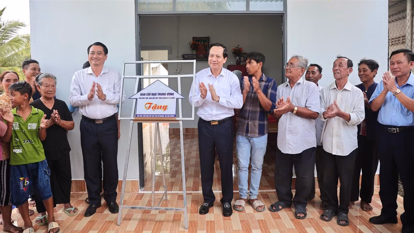 Bộ trưởng Dân tộc và Tôn giáo Đào Ngọc Dung cùng lãnh đạo tỉnh Trà Vinh khánh thành nhà của hộ gia đình bà Thạch Thị Sa Tụm. Ảnh: Quốc Bình