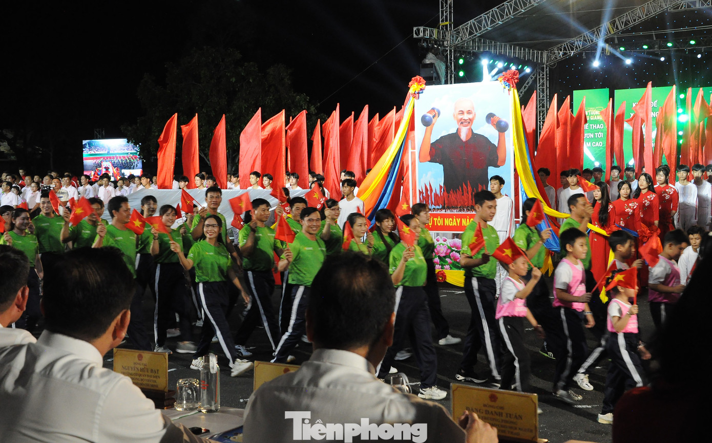 Màn diễu hành của 13 đoàn thể thao đến từ 13 tỉnh, thành phố khu vực ĐBSCL. Ảnh: CK.