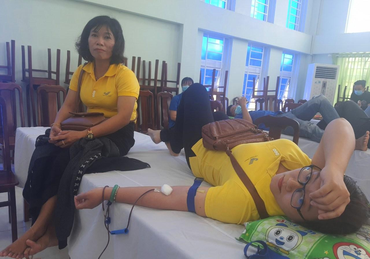 Cán bô, nhân viên Bưu điện tỉnh Kiên Giang tham gia hiến máu.