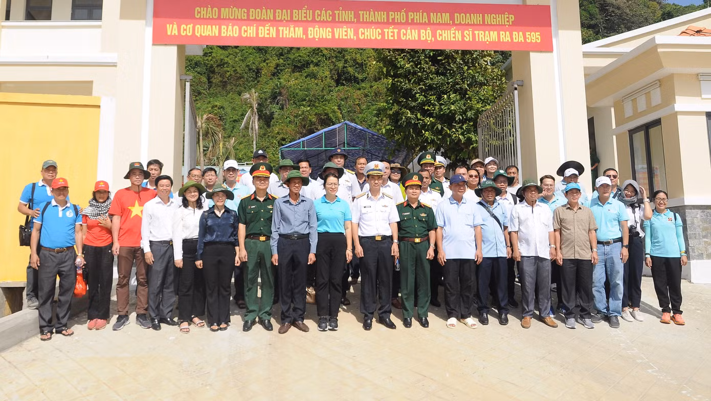 Đại biểu chụp ảnh lưu niệm tại Trạm Radar 595, đảo Hòn Khoai.