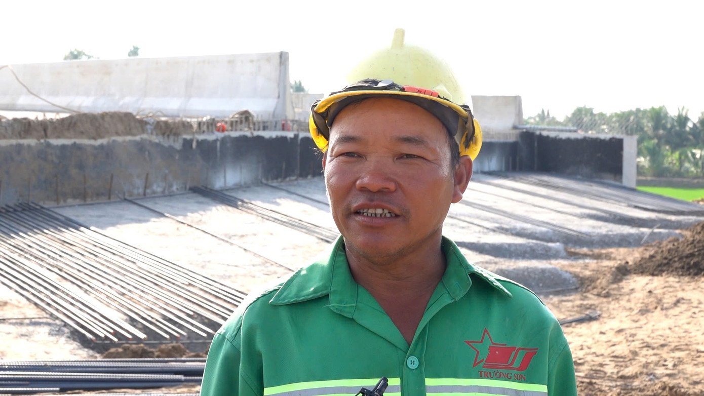 “Dự án hoàn thành đi vào hoạt động, không chỉ người dân miền Tây vui mà anh em chúng tôi cũng rất vui, bởi đã góp một phần nhỏ vào công cuộc xây dựng đất nước” - ông Thành nói và cho biết, dịp Tết Dương lịch anh em trong đội vẫn duy trì công việc để đảm bảo tiến độ. “Dự án hoàn thành đi vào hoạt động, không chỉ người dân miền Tây vui mà anh em chúng tôi cũng rất vui, bởi đã góp một phần nhỏ vào công cuộc xây dựng đất nước” - ông Thành nói và cho biết, dịp Tết Dương lịch anh em trong đội vẫn duy trì công việc để đảm bảo tiến độ.