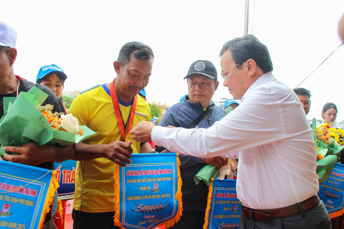 Chủ tịch UBND tỉnh Trà Vinh Lê Văn Hẳn trao cờ lưu niệm cho các đội đua. Ảnh: P.An.