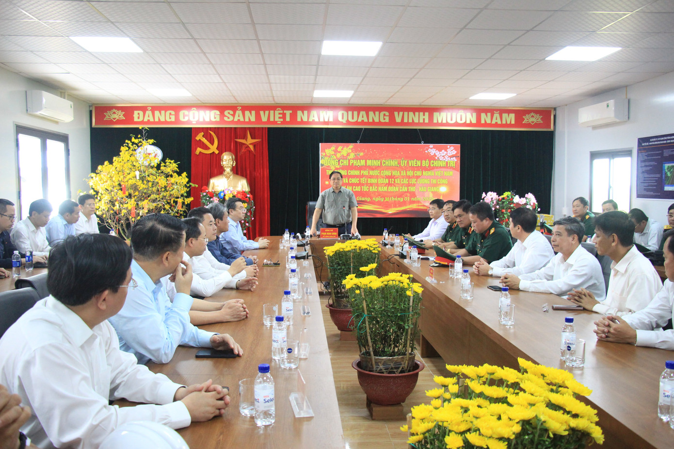 Thủ tướng phát biểu tại trụ sở điều hành dự án Cần Thơ - Hậu Giang.