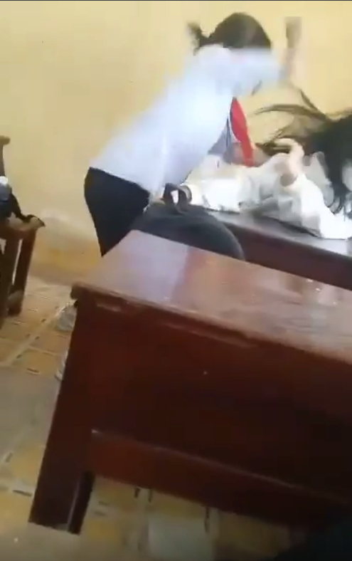 Nữ sinh V.H.Y đánh bạn cùng lớp. Ảnh cắt từ clip Nữ sinh V.H.Y đánh bạn cùng lớp. Ảnh cắt từ clip