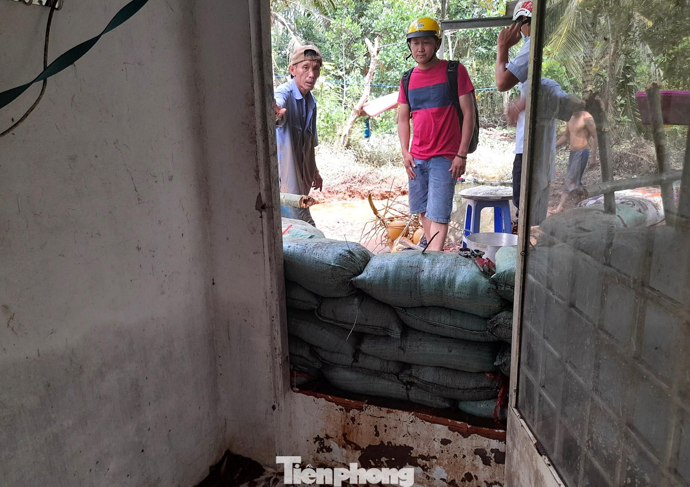 Người dân khu vực 3 sông Hậu, phường Cái Khế, quận Ninh Kiều đắp bờ ngăn nước tràn vào nhà. Người dân khu vực 3 sông Hậu, phường Cái Khế, quận Ninh Kiều đắp bờ ngăn nước tràn vào nhà.