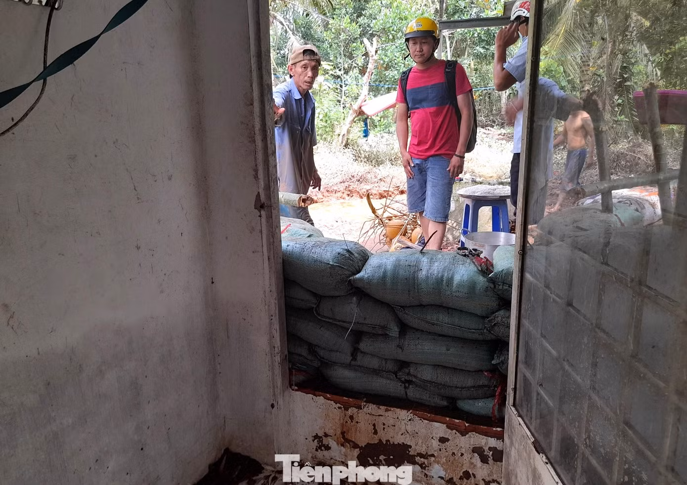 Người dân khu vực 3 sông Hậu, phường Cái Khế, quận Ninh Kiều đắp bờ ngăn nước tràn vào nhà.