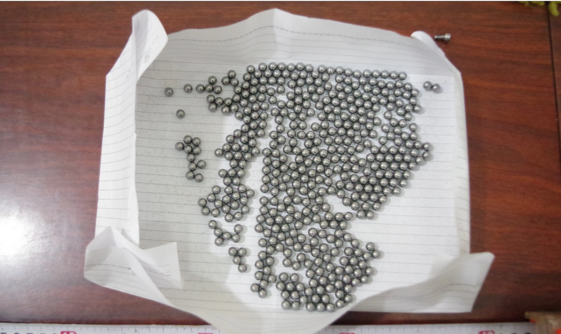 Ná thun và bi sắt mà hai thiếu niên dùng để bắn xe. Ná thun và bi sắt mà hai thiếu niên dùng để bắn xe.