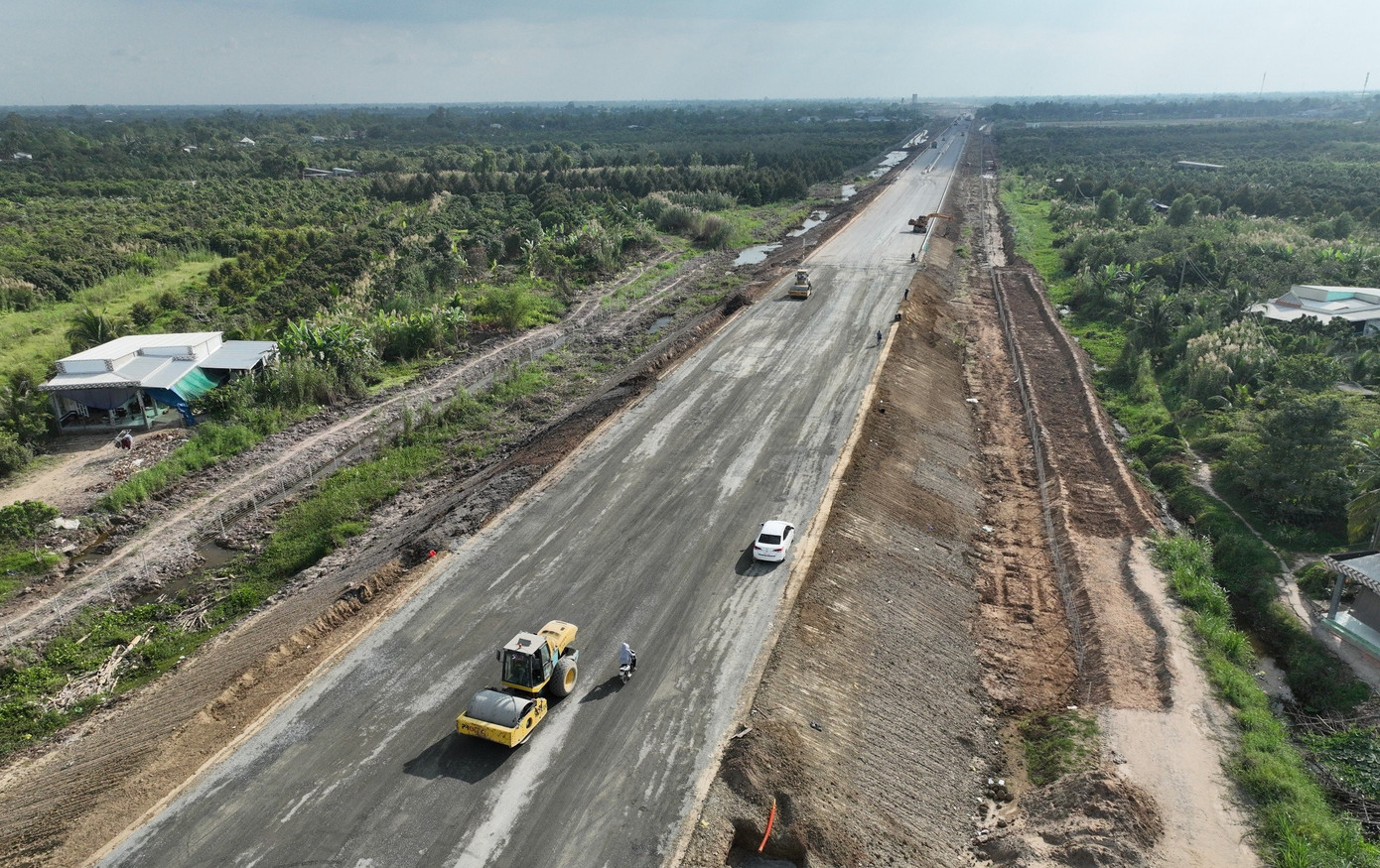 Dự án cao tốc Mỹ Thuận - Cần Thơ được xây dựng với quy mô tuyến chính đạt tiêu chuẩn đường cao tốc, vận tốc thiết kế 100 km/h để phù hợp với giai đoạn xây dựng hoàn chỉnh đường cao tốc 6 làn xe, bề rộng nền đường 32,25 m. Trước mắt, giai đoạn 1 phân kỳ đầu tư với quy mô 4 làn xe, bề rộng nền đường 17m, vận tốc thiết 80 km/h.