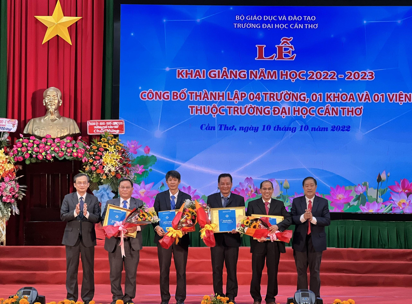 Trao quyết định thành lập 4 trường thuộc Trường ĐH Cần Thơ.